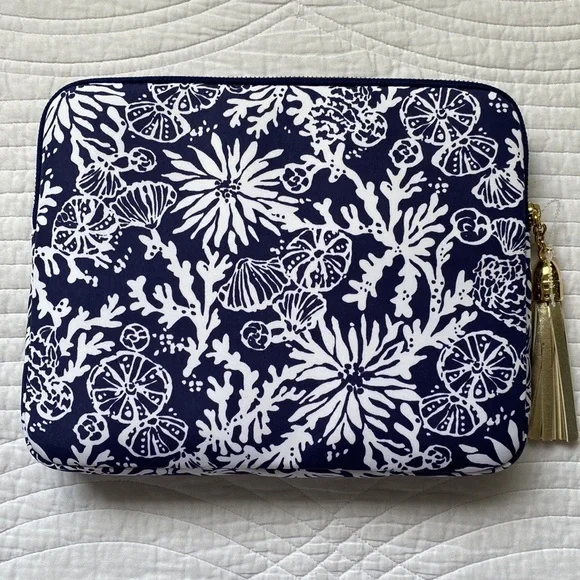 Lilly Pulitzer Tech Clutch Tablet IPad Padded Case In the Groove Navy Blue White